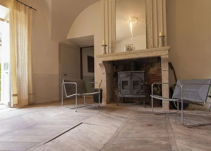 Ferienhaus Historic Mansion By River *