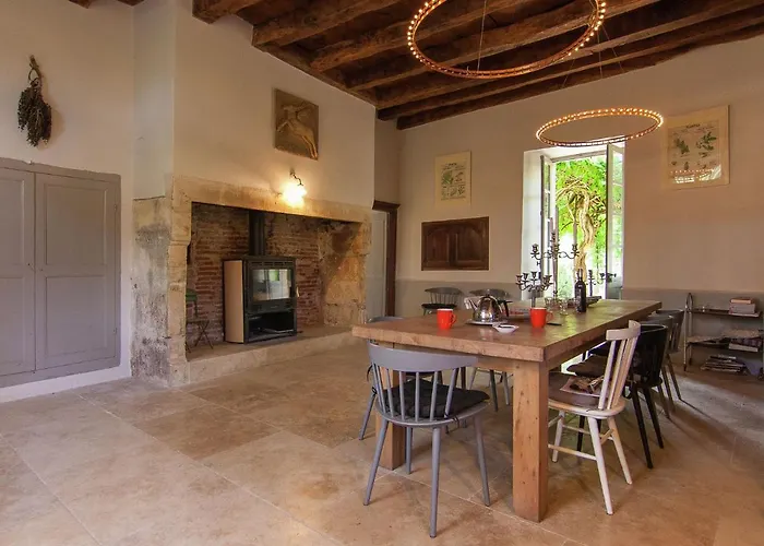 Ferienhaus Historic Mansion By River Cenevieres