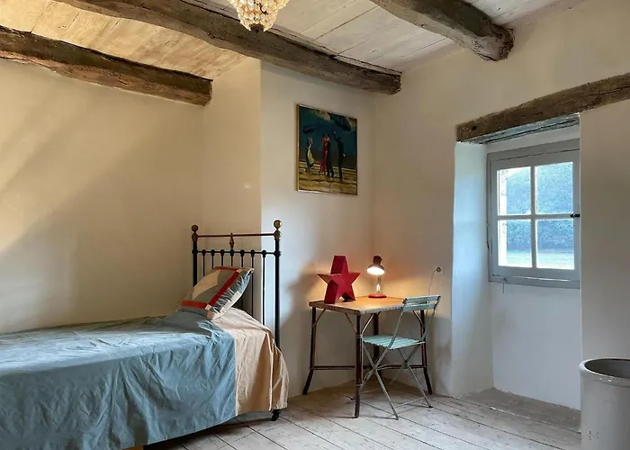 Ferienhaus Historic Mansion By River *