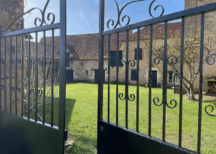 Ferienhaus Historic Mansion By River Cenevieres